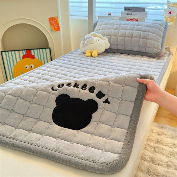 喜居 2025新款luck熊刺绣牛奶绒床褥垫 luck熊-暖灰