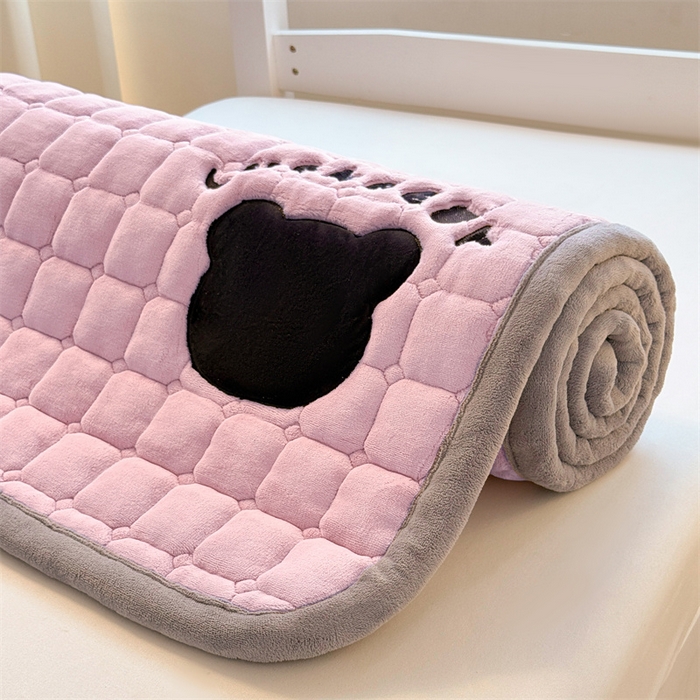 91家纺网 家纺一手货源 找家纺 喜居 2025新款luck熊刺绣牛奶绒床褥垫 luck熊-紫