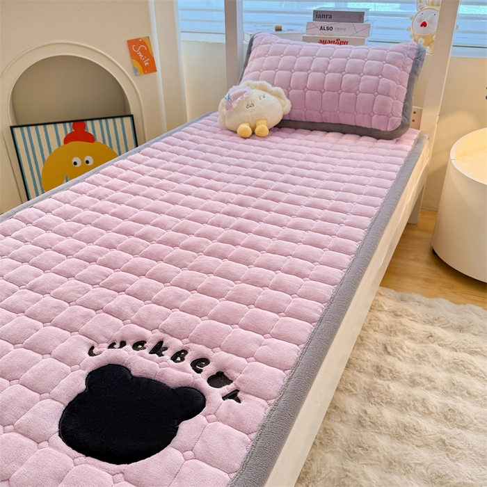 91家纺网 家纺一手货源 找家纺 喜居 2025新款luck熊刺绣牛奶绒床褥垫 luck熊-紫