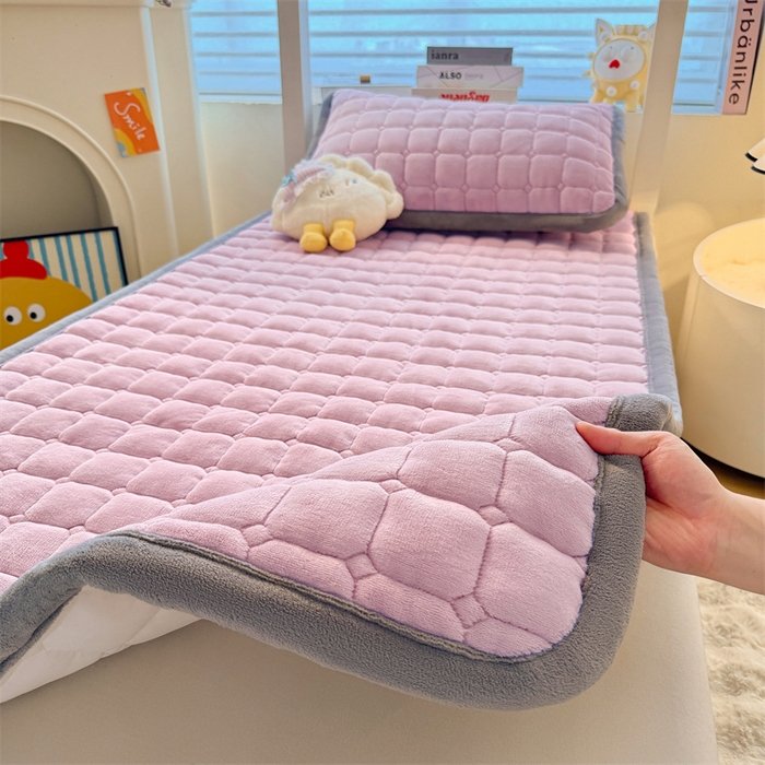 91家纺网 家纺一手货源 找家纺 喜居 2025新款luck熊刺绣牛奶绒床褥垫 luck熊-紫