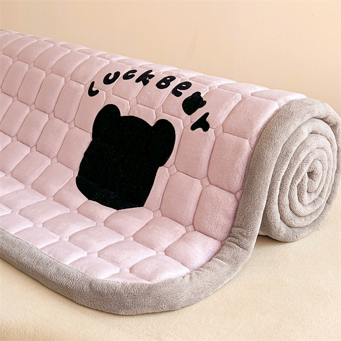 91家纺网 家纺一手货源 找家纺 喜居 2025新款luck熊刺绣牛奶绒床褥垫 luck熊-紫