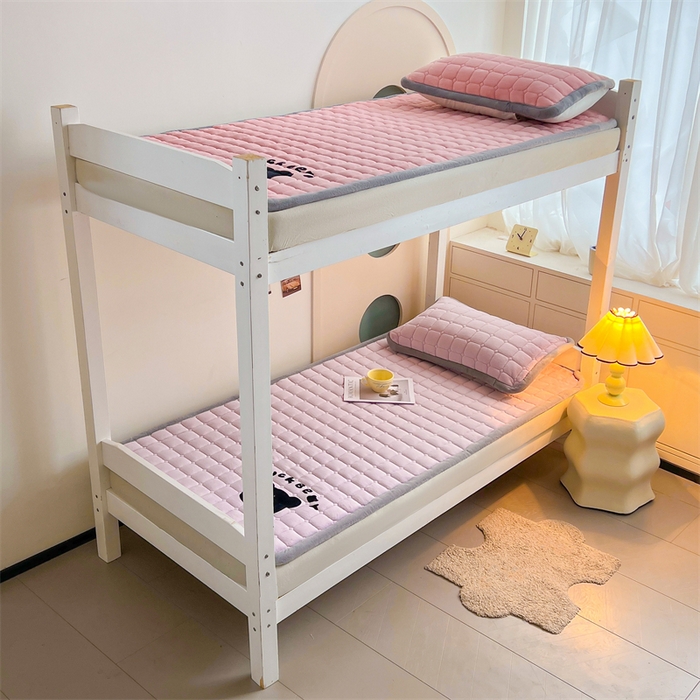 91家纺网 家纺一手货源 找家纺 喜居 2025新款luck熊刺绣牛奶绒床褥垫 luck熊-紫