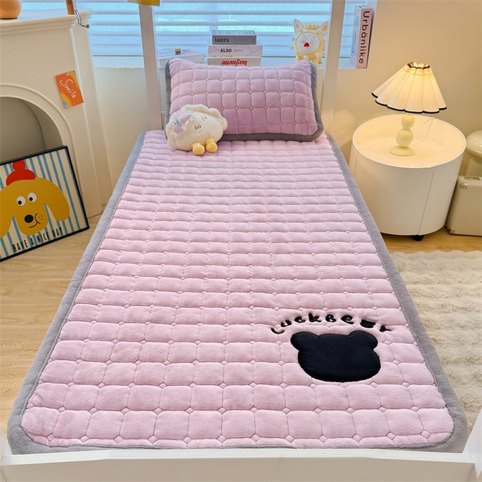 91家纺网 家纺一手货源 找家纺 喜居 2025新款luck熊刺绣牛奶绒床褥垫 luck熊-紫