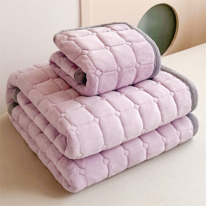 91家纺网 家纺一手货源 找家纺 喜居 2025新款luck熊刺绣牛奶绒床褥垫 luck熊-紫