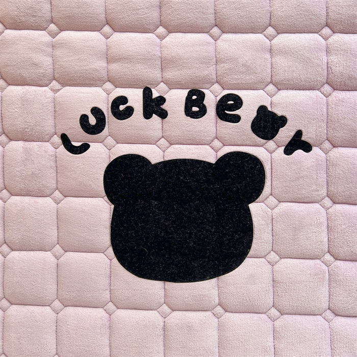91家纺网 家纺一手货源 找家纺 喜居 2025新款luck熊刺绣牛奶绒床褥垫 luck熊-紫