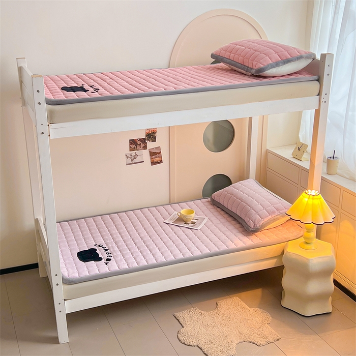 91家纺网 家纺一手货源 找家纺 喜居 2025新款luck熊刺绣牛奶绒床褥垫 luck熊-紫