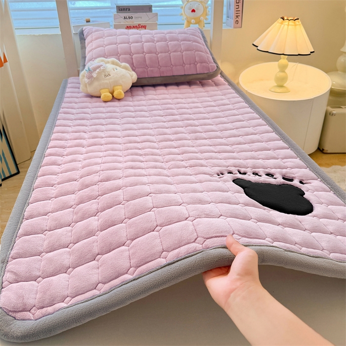 91家纺网 家纺一手货源 找家纺 喜居 2025新款luck熊刺绣牛奶绒床褥垫 luck熊-紫