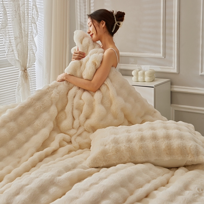 91家纺网 家纺一手货源 找家纺 晚悠家纺 2025新款兔毛绒大泡泡牛奶绒七彩泡泡款四件套 泡泡-奶白