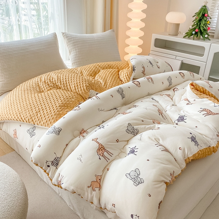 91家纺网 家纺一手货源 找家纺 天瑜家纺 2025新款针织棉豆豆绒大豆被冬被被子被芯 动物乐园