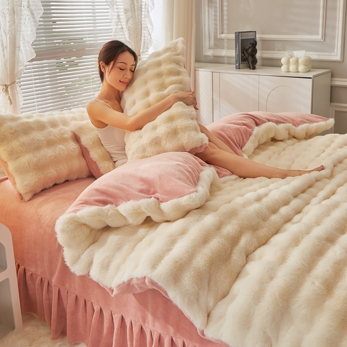 91家纺网 家纺一手货源 找家纺 晚悠家纺 2025新款兔毛绒大泡泡牛奶绒七彩泡泡款四件套 泡泡-奶白粉