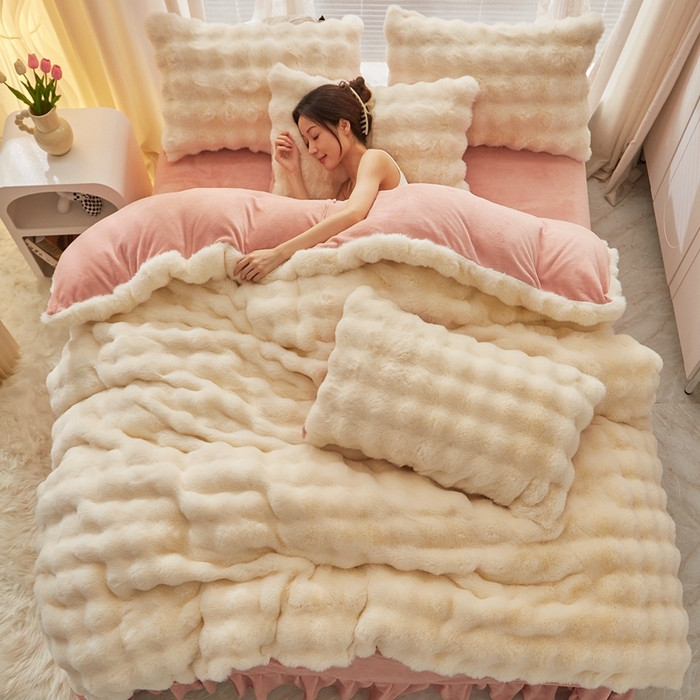 91家纺网 家纺一手货源 找家纺 晚悠家纺 2025新款兔毛绒大泡泡牛奶绒七彩泡泡款四件套 泡泡-奶白粉