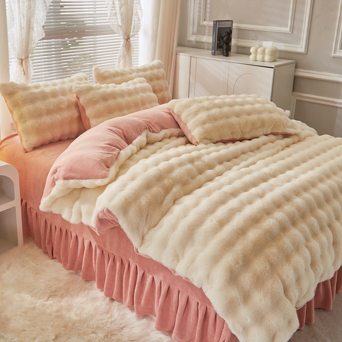 91家纺网 家纺一手货源 找家纺 晚悠家纺 2025新款兔毛绒大泡泡牛奶绒七彩泡泡款四件套 泡泡-奶白粉