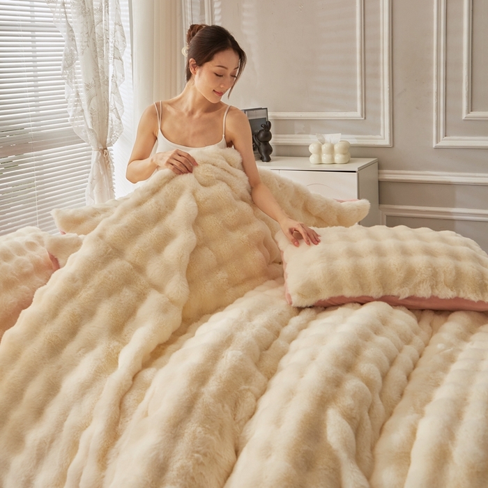 91家纺网 家纺一手货源 找家纺 晚悠家纺 2025新款兔毛绒大泡泡牛奶绒七彩泡泡款四件套 泡泡-奶白粉