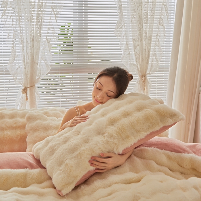 91家纺网 家纺一手货源 找家纺 晚悠家纺 2025新款兔毛绒大泡泡牛奶绒七彩泡泡款四件套 泡泡-奶白粉