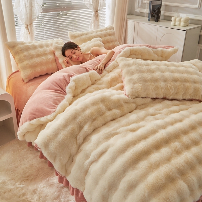 91家纺网 家纺一手货源 找家纺 晚悠家纺 2025新款兔毛绒大泡泡牛奶绒七彩泡泡款四件套 泡泡-奶白粉