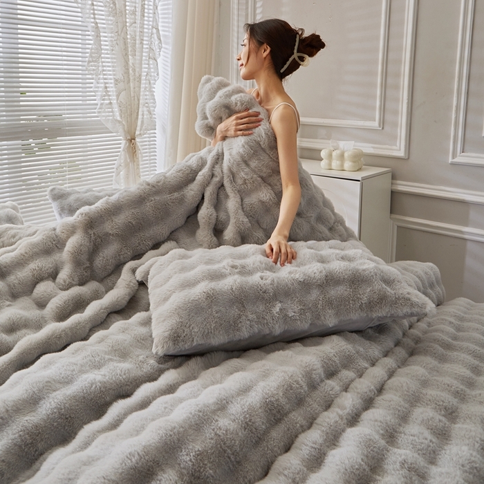 91家纺网 家纺一手货源 找家纺 晚悠家纺 2025新款兔毛绒大泡泡牛奶绒七彩泡泡款四件套 泡泡-浅灰