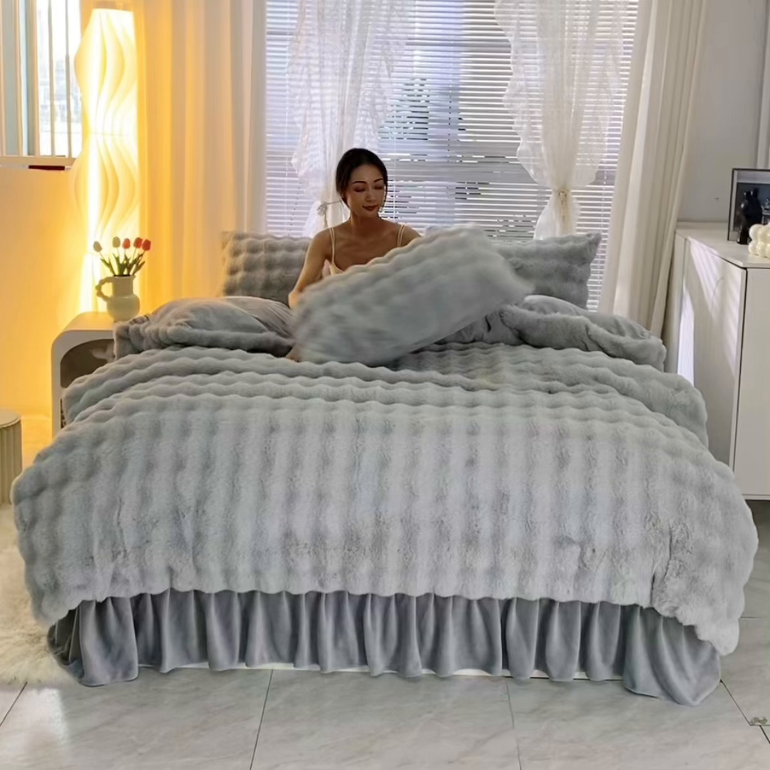 91家纺网 家纺一手货源 找家纺 晚悠家纺 2025新款兔毛绒大泡泡牛奶绒七彩泡泡款四件套 泡泡-浅灰