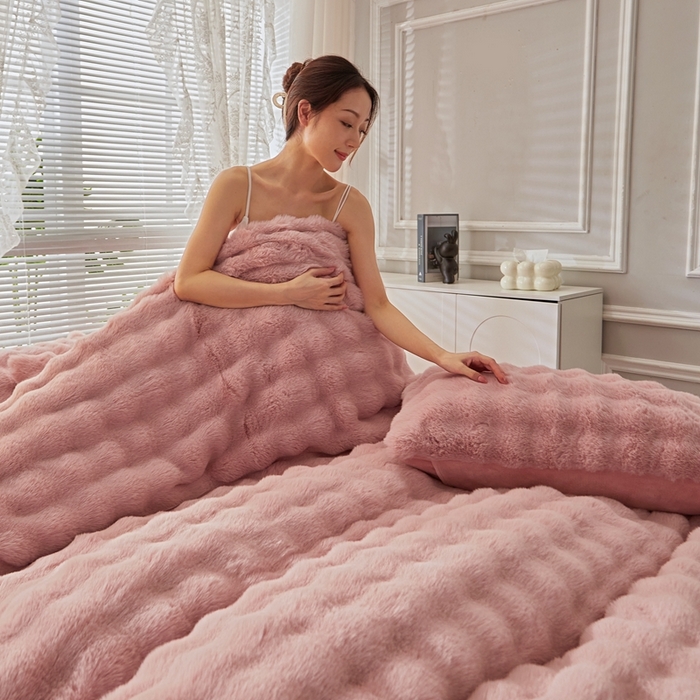 91家纺网 家纺一手货源 找家纺 晚悠家纺 2025新款兔毛绒大泡泡牛奶绒七彩泡泡款四件套 泡泡-粉