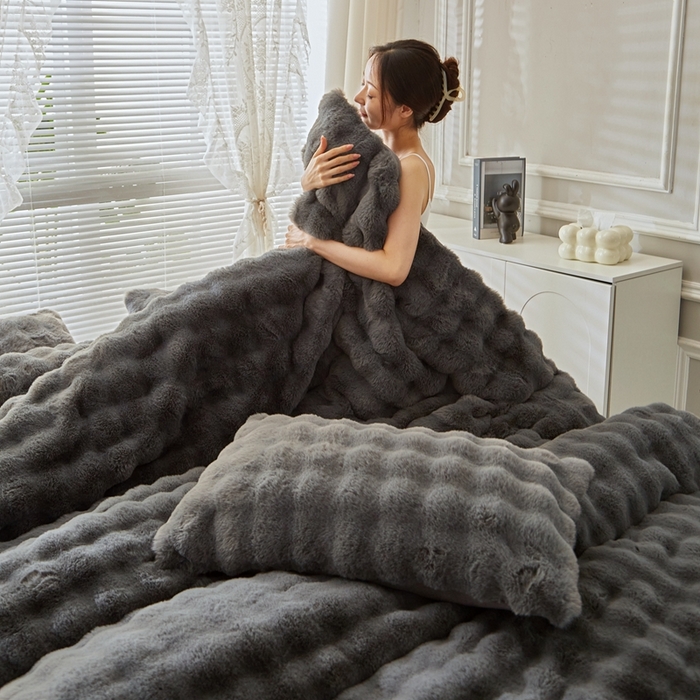 91家纺网 家纺一手货源 找家纺 晚悠家纺 2025新款兔毛绒大泡泡牛奶绒七彩泡泡款四件套 兔毛泡泡-深灰