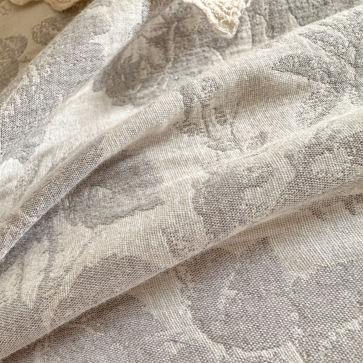 91家纺网 家纺一手货源 找家纺 宜代光年 2025新款60S水洗棉提花单品被套 繁花-灰