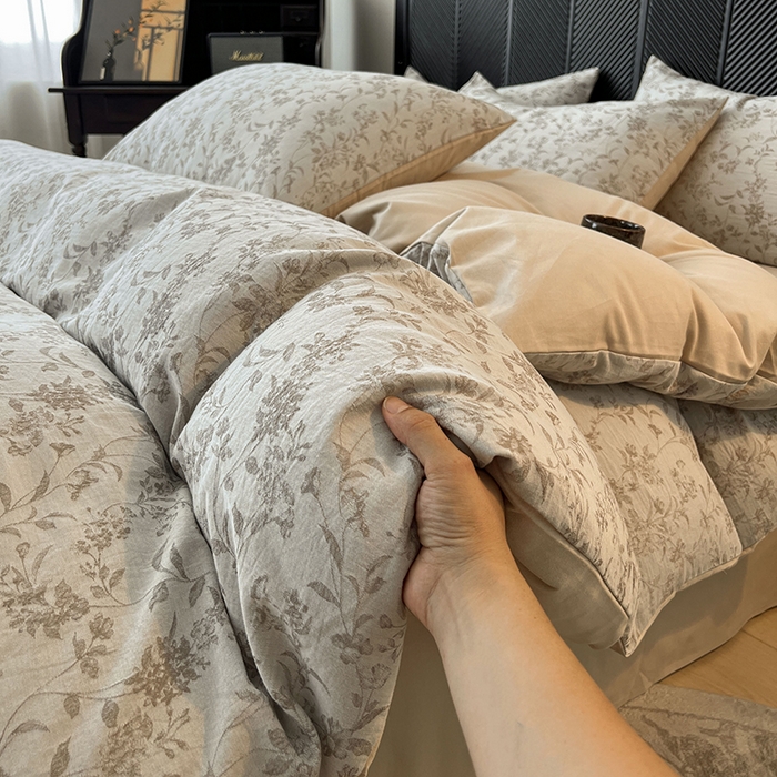 91家纺网 家纺一手货源 找家纺 莱茵家居 2025秋冬新款复古A类简约60S色织大提花磨毛四件套 花络