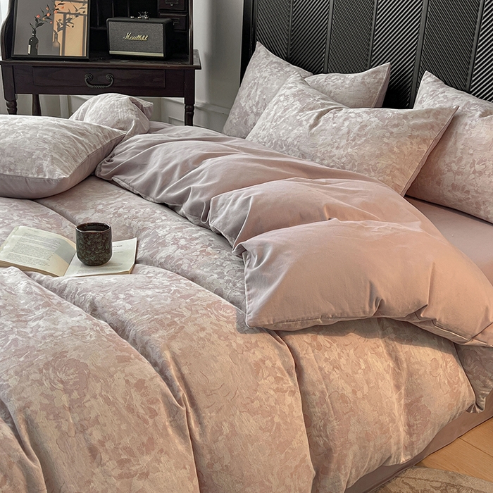 91家纺网 家纺一手货源 找家纺 莱茵家居 2025秋冬新款复古A类简约60S色织大提花磨毛四件套 花汀-旧缬紫