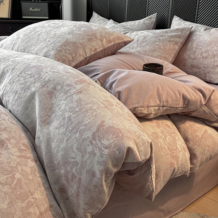 91家纺网 家纺一手货源 找家纺 莱茵家居 2025秋冬新款复古A类简约60S色织大提花磨毛四件套 花汀-旧缬紫