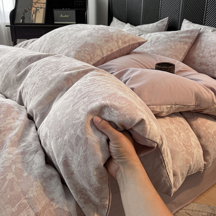 91家纺网 家纺一手货源 找家纺 莱茵家居 2025秋冬新款复古A类简约60S色织大提花磨毛四件套 花汀-旧缬紫