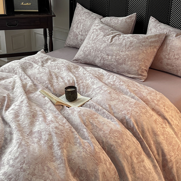 91家纺网 家纺一手货源 找家纺 莱茵家居 2025秋冬新款复古A类简约60S色织大提花磨毛四件套 花汀-旧缬紫