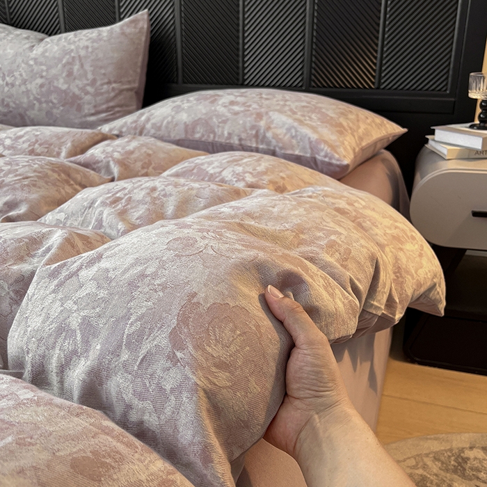 91家纺网 家纺一手货源 找家纺 莱茵家居 2025秋冬新款复古A类简约60S色织大提花磨毛四件套 花汀-旧缬紫