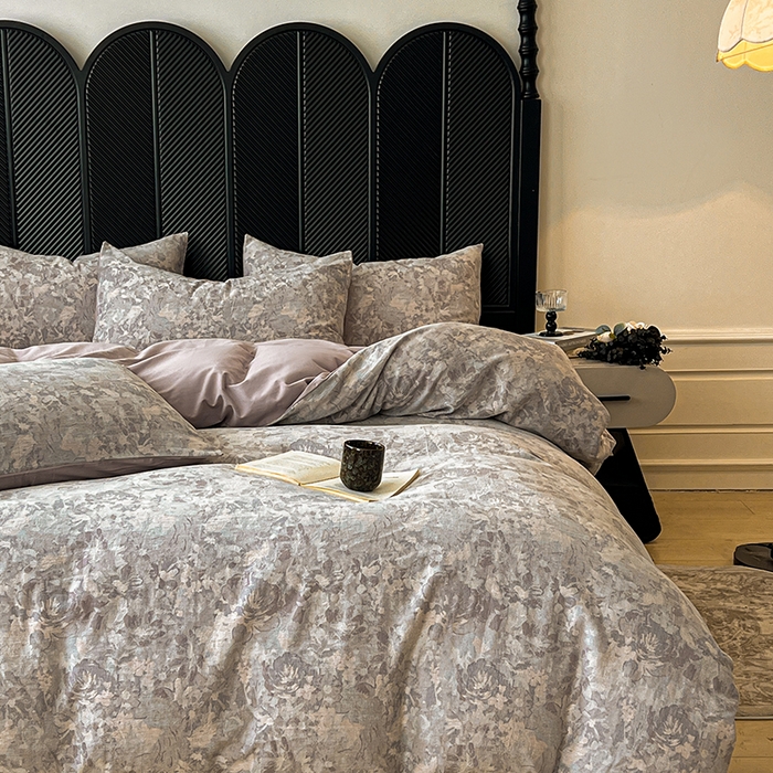 91家纺网 家纺一手货源 找家纺 莱茵家居 2025秋冬新款复古A类简约60S色织大提花磨毛四件套 花汀-墨紫烟