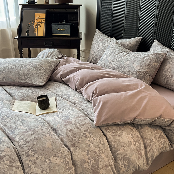 91家纺网 家纺一手货源 找家纺 莱茵家居 2025秋冬新款复古A类简约60S色织大提花磨毛四件套 花汀-墨紫烟