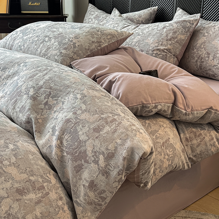 91家纺网 家纺一手货源 找家纺 莱茵家居 2025秋冬新款复古A类简约60S色织大提花磨毛四件套 花汀-墨紫烟