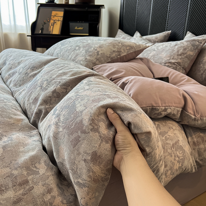 91家纺网 家纺一手货源 找家纺 莱茵家居 2025秋冬新款复古A类简约60S色织大提花磨毛四件套 花汀-墨紫烟