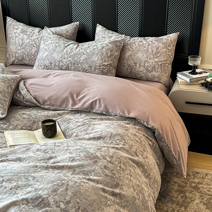 91家纺网 家纺一手货源 找家纺 莱茵家居 2025秋冬新款复古A类简约60S色织大提花磨毛四件套 花汀-墨紫烟