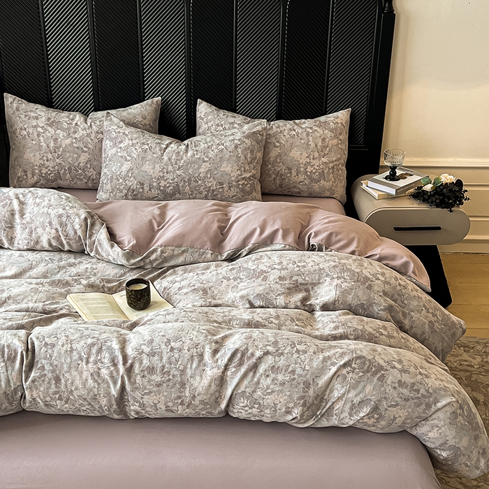 91家纺网 家纺一手货源 找家纺 莱茵家居 2025秋冬新款复古A类简约60S色织大提花磨毛四件套 花汀-墨紫烟