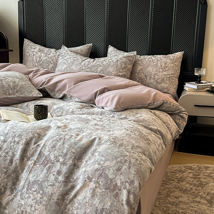 91家纺网 家纺一手货源 找家纺 莱茵家居 2025秋冬新款复古A类简约60S色织大提花磨毛四件套 花汀-墨紫烟