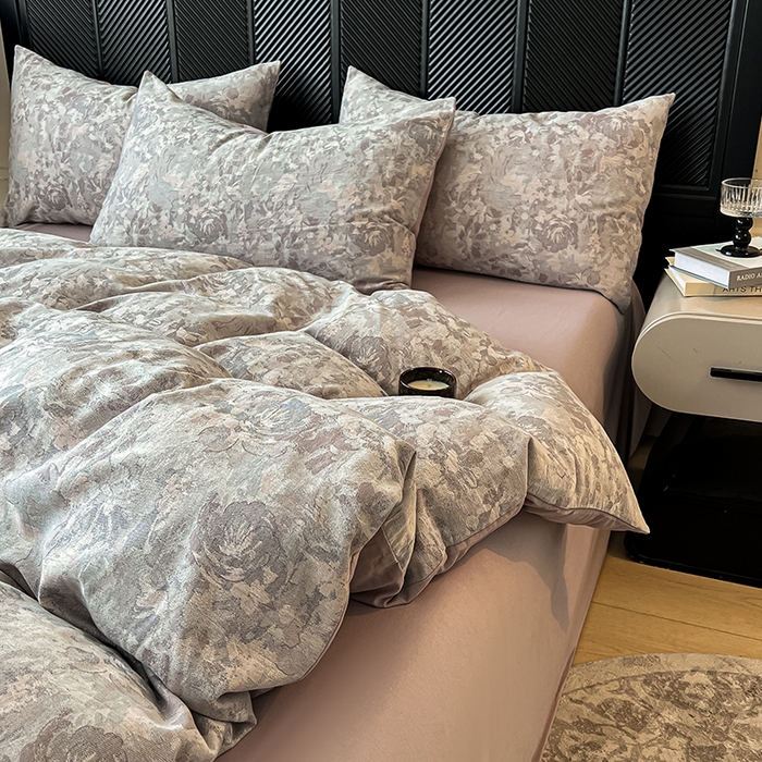 91家纺网 家纺一手货源 找家纺 莱茵家居 2025秋冬新款复古A类简约60S色织大提花磨毛四件套 花汀-墨紫烟