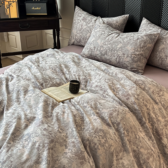 91家纺网 家纺一手货源 找家纺 莱茵家居 2025秋冬新款复古A类简约60S色织大提花磨毛四件套 花汀-墨紫烟