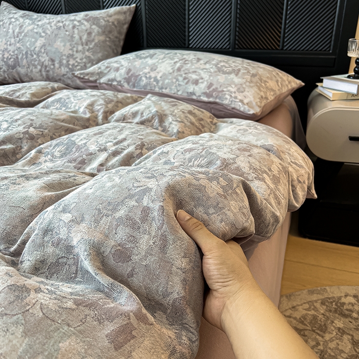 91家纺网 家纺一手货源 找家纺 莱茵家居 2025秋冬新款复古A类简约60S色织大提花磨毛四件套 花汀-墨紫烟