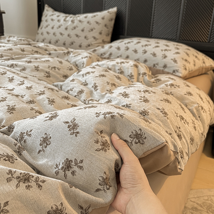 91家纺网 家纺一手货源 找家纺 莱茵家居 2025秋冬新款复古A类简约60S色织大提花磨毛四件套 碎香凝