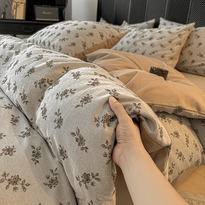 91家纺网 家纺一手货源 找家纺 莱茵家居 2025秋冬新款复古A类简约60S色织大提花磨毛四件套 碎香凝