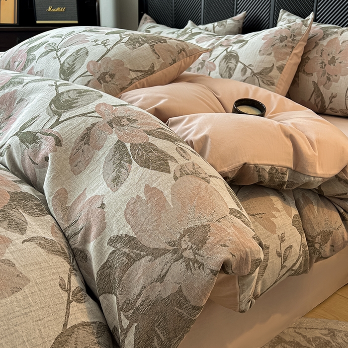 91家纺网 家纺一手货源 找家纺 莱茵家居 2025秋冬新款复古A类简约60S色织大提花磨毛四件套 萦花-栗壳棕