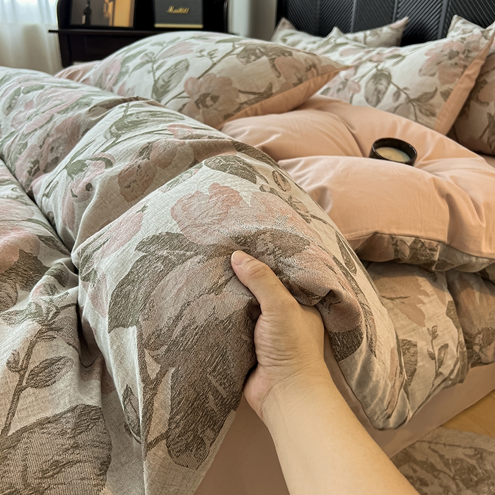 91家纺网 家纺一手货源 找家纺 莱茵家居 2025秋冬新款复古A类简约60S色织大提花磨毛四件套 萦花-栗壳棕