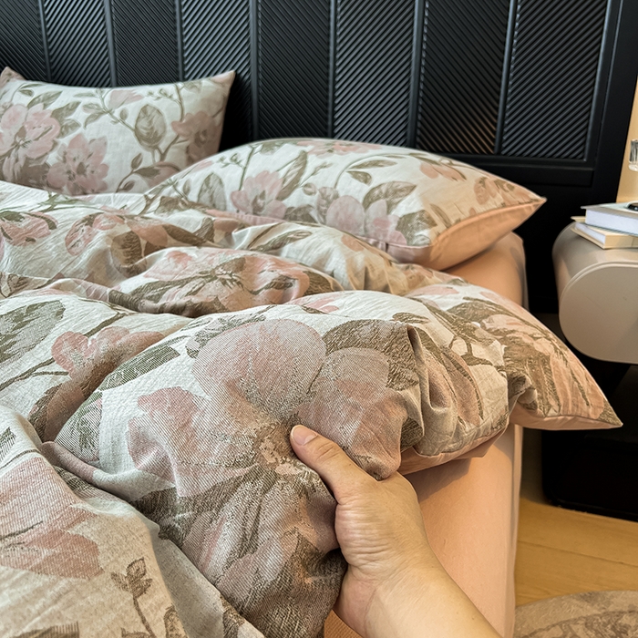 91家纺网 家纺一手货源 找家纺 莱茵家居 2025秋冬新款复古A类简约60S色织大提花磨毛四件套 萦花-栗壳棕