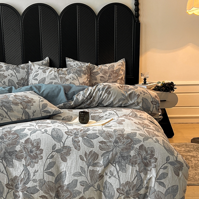 91家纺网 家纺一手货源 找家纺 莱茵家居 2025秋冬新款复古A类简约60S色织大提花磨毛四件套 萦花-青靛蓝