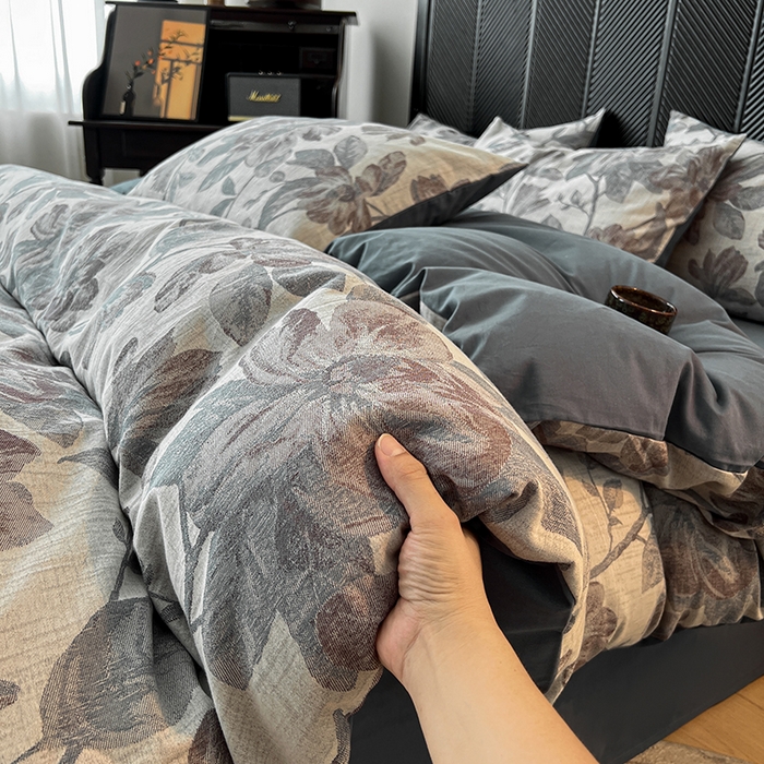 91家纺网 家纺一手货源 找家纺 莱茵家居 2025秋冬新款复古A类简约60S色织大提花磨毛四件套 萦花-青靛蓝