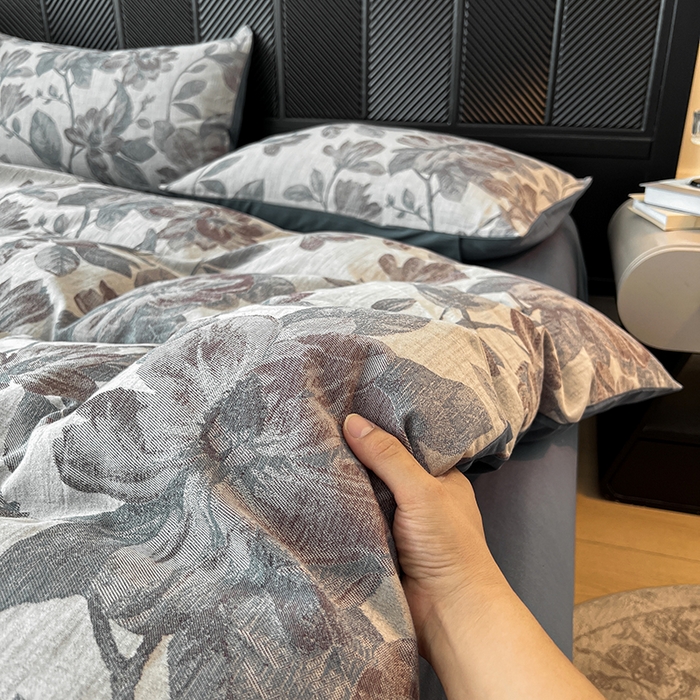 91家纺网 家纺一手货源 找家纺 莱茵家居 2025秋冬新款复古A类简约60S色织大提花磨毛四件套 萦花-青靛蓝