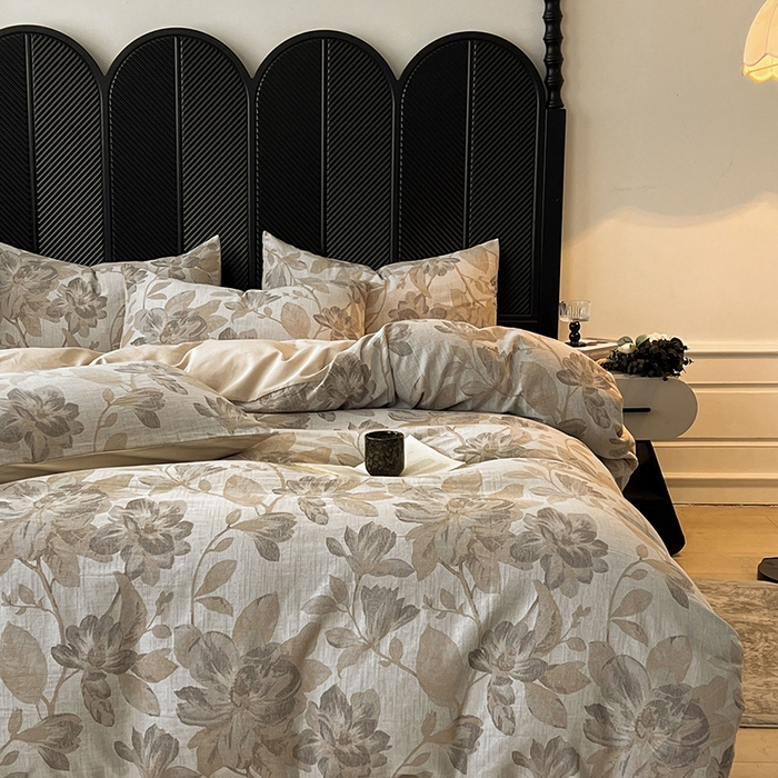 91家纺网 家纺一手货源 找家纺 莱茵家居 2025秋冬新款复古A类简约60S色织大提花磨毛四件套 萦花-亚麻卡