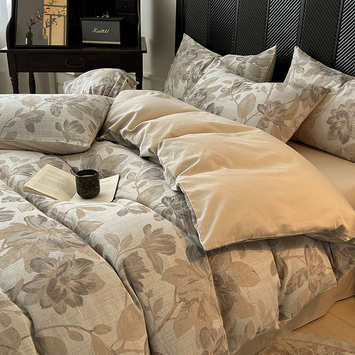 91家纺网 家纺一手货源 找家纺 莱茵家居 2025秋冬新款复古A类简约60S色织大提花磨毛四件套 萦花-亚麻卡